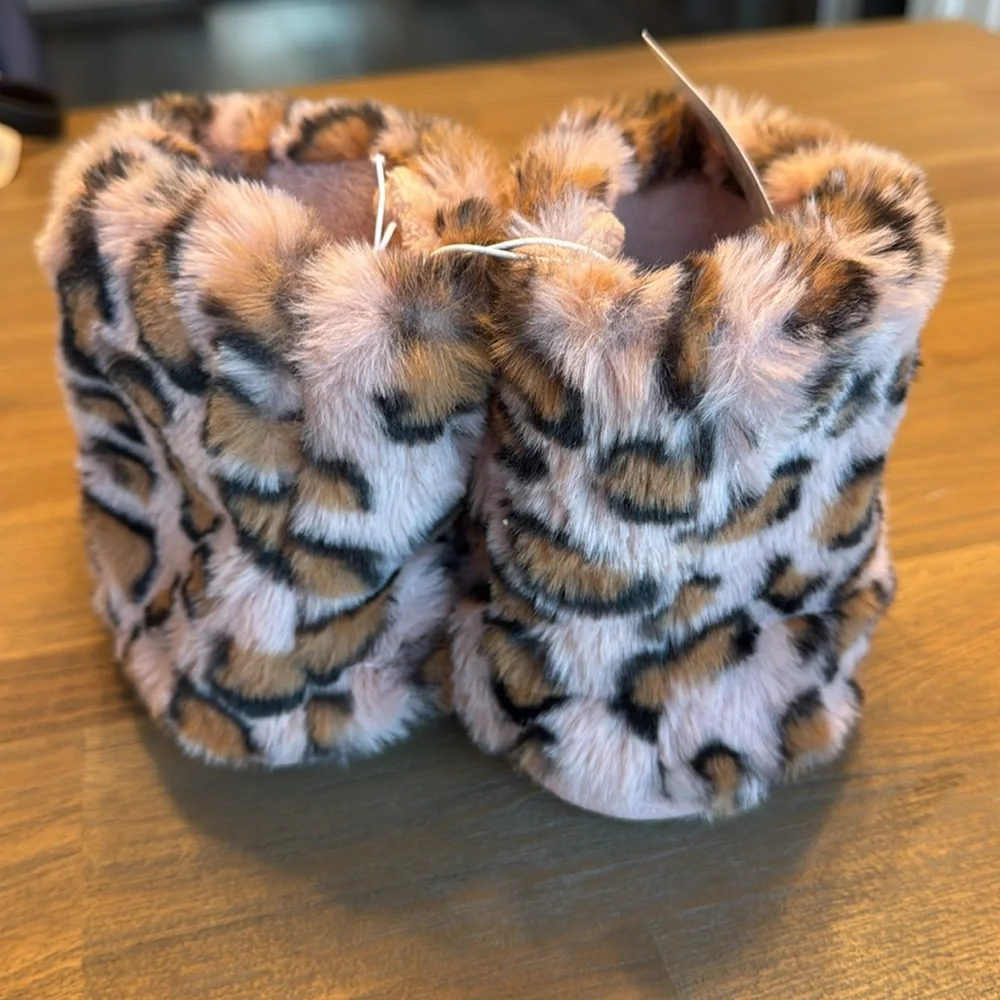 🎈Girl's Pink Leopard Plush Girls Youth Slippers, NWT